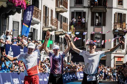 Kilian Jornet junto a Mathieu Blanchard y Thomas Evans, los tres corredores del podio de la Ultra Trail del Mont Blanc, este sábado.