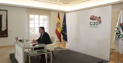 El presidente del Gobierno, Pedro Sánchez, durante una videoconferencia en la Cumbre de los países del G20, este sábado.
