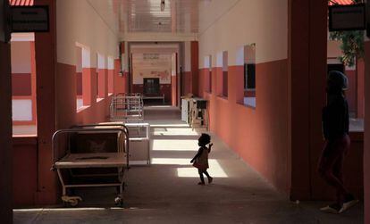 Una niña camina por uno de los pasillos del hospital de Chiulo el 24 de febrero de 2018.