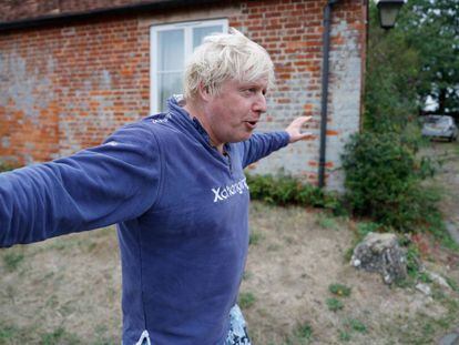 El exministro británico de Exteriores, Boris Johnson, en su casa de Oxfordshire (Reino Unido) el pasado domingo