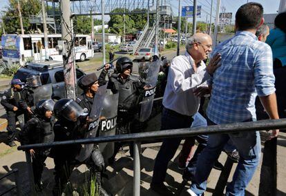 La policía nicaragüense ataca a varios periodistas, entre ellos Carlos Fernando Chamorro, el sábado en Managua.
