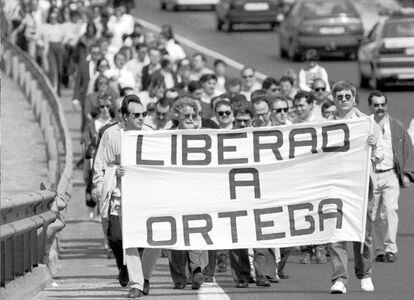 Varios centenares de funcionarios de prisiones gallegas, acompañados de numerosas autoridades, peregrinaron desde el Monte del Gozo hasta la catedral de Santiago el 27 de abril de 1996 para exigir la libertad de su compañero, José Ortega Lara, secuestrado por la banda terrorista ETA 100 días antes.