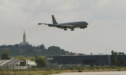 El avión con el último grupo de la misión española en Kosovo aterriza, ayer, en la base de Getafe.