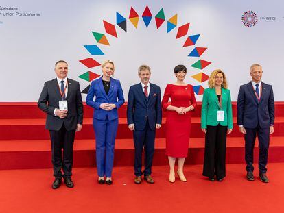 La presidenta del Congreso, Meritxell Batet, y el presidente del Senado, Ander Gil, junto a otros responsables de Parlamentos de la UE en Praga, este lunes.