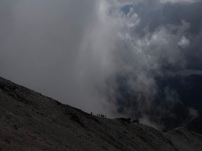 Un grupo de desciende una ladera del volcán Nevado de Toluca en el Estado de México, en julio de 2023.
