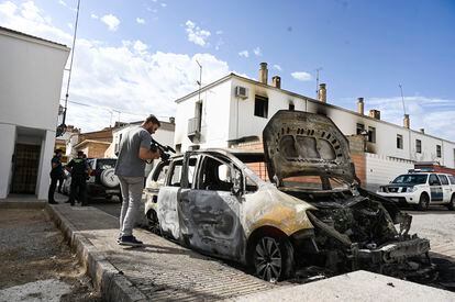 La Guardia Civil investiga la muerte de un hombre y el incendio intencionado de una vivienda y un vehículo registrado la madrugada de este lunes en Salar (Granada).