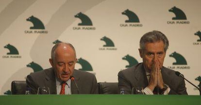 Miguel Ángel Fernandez Ordóñez, a la izquierda, junto a Miguel Blesa en una conferencia en 2006.