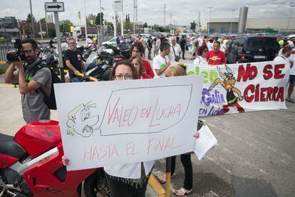 Treballadors de Valeo protesten a la seu de Nissan a la Zona Franca.