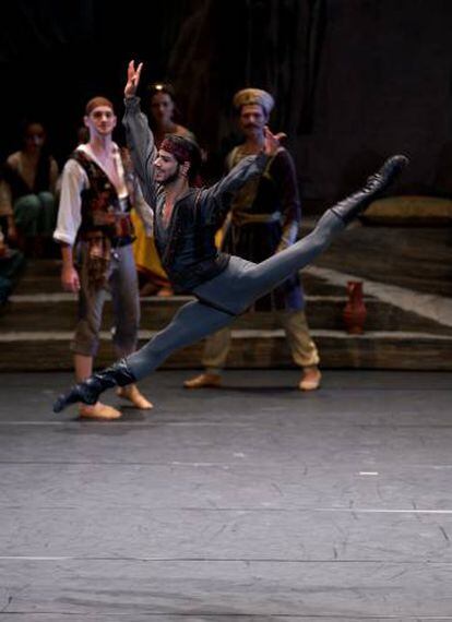 Davide Dato en el papel de Birbanto en &quot;El Corsario&quot; del Ballet de la &Oacute;pera de Viena.