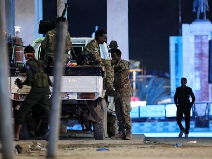 Las fuerzas de seguridad patrullan cerca del hotel Hayat tras el ataque de Al-Shabaab en Mogadiscio este viernes por la noche.