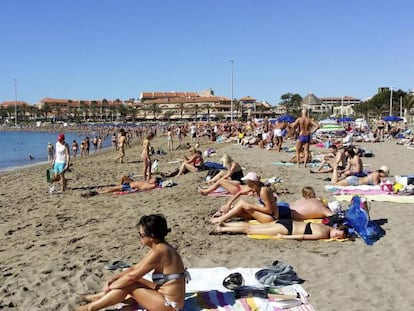 Turistas en la Playa de los Cristianos, en el sur de Tenerife. Efe 