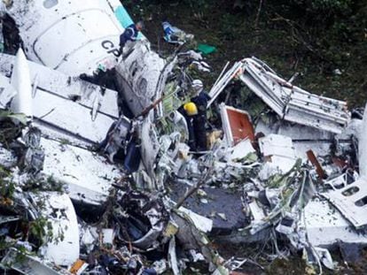 Trabajadores de rescate en el interior del avión siniestrado cerca de Medellín (Colombia).