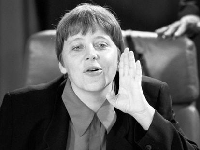 Angela Merkel, en una reuni&oacute;n de gabinete en abril de 1994, cuando era ministra de Medio Ambiente