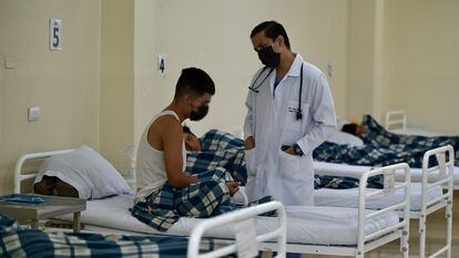 Hugo Mora, un paciente con adicción, habla con el doctor Luis Suárez en la zona de desintoxicación de un hospital en Guayaquil, el 6 de enero.