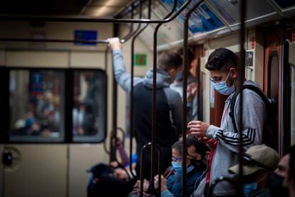 Usuarios de metro de Madrid, en una imagen del 19 de abril.