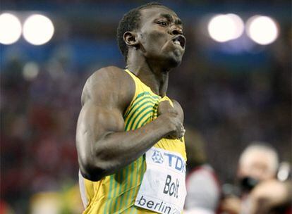 Bolt celebra su triunfo y el nuevo récord del mundo.