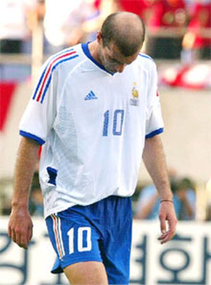 Zidane, ayer, apesadumbrado tras la derrota ante Dinamarca.