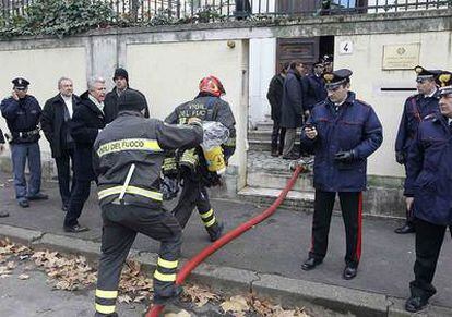 Los bomberos acceden a la Embajada griega en Roma, acordonada por los <i>Carabinieri</i>, tras la recepción de un paquete bomba.