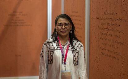 Alejandra Arellano en el pabellón de la FIL dedidado a los idiomas prehispánicos.