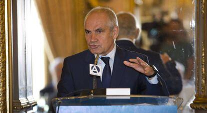 Antonio Caño recibe el premio Eisenhower Fellows en la Casa de America.