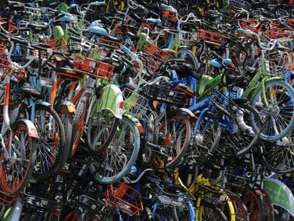 Bicicletas de alquiler aparcadas en un distrito de Pekín.