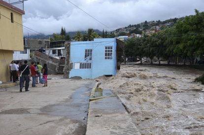 Vista de una casa ​​derrumbada por las inundaciones por el río Huacapa.