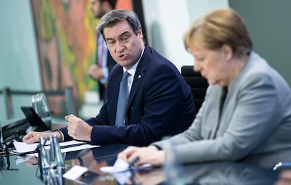 Markus Söder y Angela Merkel, durante una comparecencia conjunta, el 15 de abril.
