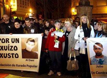 Los manifestantes exhiben en Vigo pancartas para pedir un juicio justo.