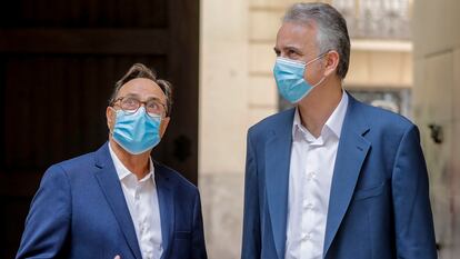 El consejero de Hacienda, Vicent Soler (i), y el vicepresidente segundo de la Generalitat Valenciana, Héctor Illueca (d), este jueves.