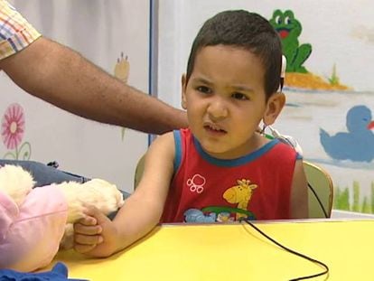 Un niño de tres años escucha por primera vez la voz de su padre gracias a un implante coclear