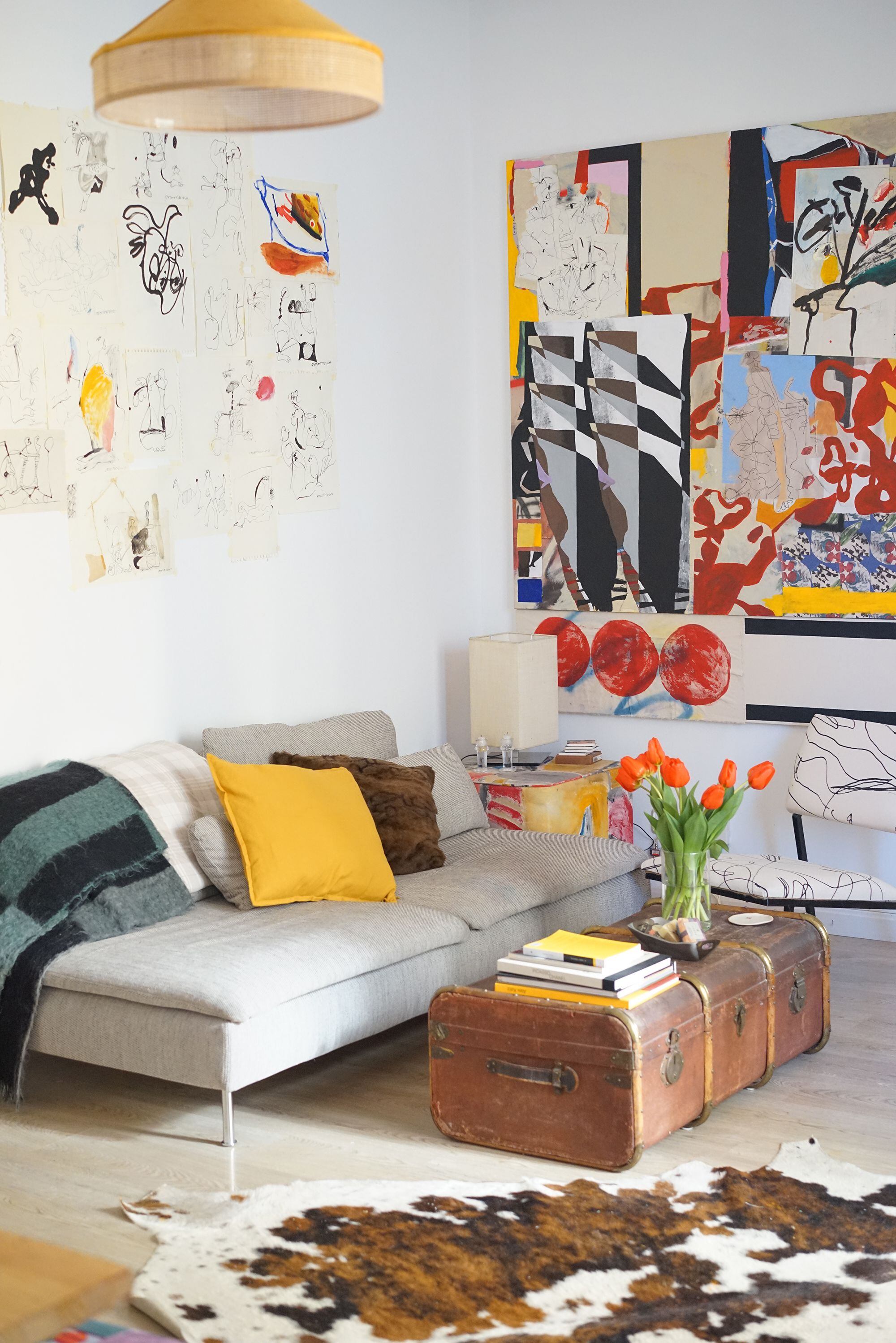 La casa-estudio de Pereiro en Madrid. Las obras en las paredes son suyas. La mesilla y la butaca las tapizó y pintó ella. 