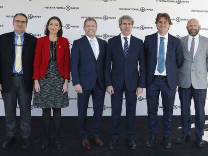 La ministra de Industria, Reyes Maroto (tercera por la izquierda), con el resto de directivos y autoridades durante la inauguraci&oacute;n de la nueva planta de International Paper en Fuenlabrada (Madrid).