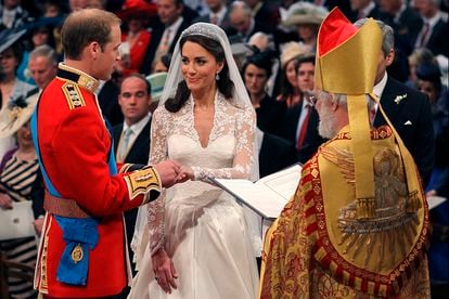 El príncipe Guillermo y Kate Middleton intercambian anillos en el día de su boda frente al arzobispo de Canterbury en la Abadía de Westminster (Londres), el viernes 29 de abril de 2011.