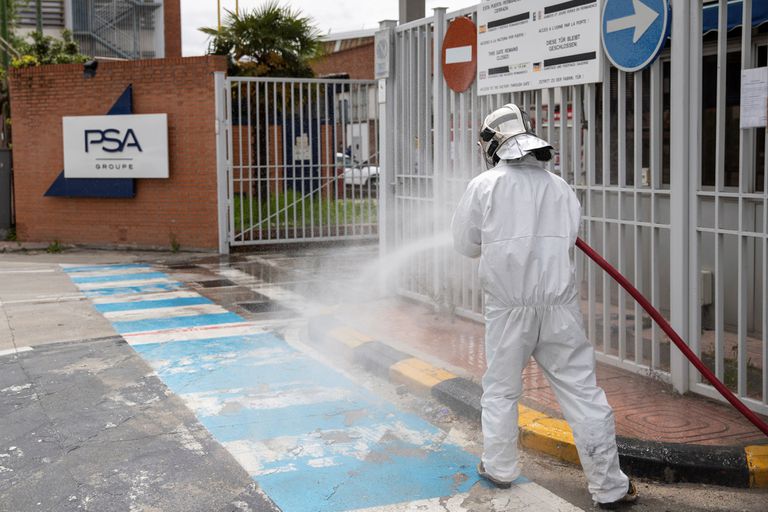 Una demostración de las labores de desinfección en el acceso a la factoría del Grupo PSA en Madrid.