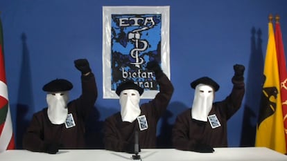 Tres encapuchados de ETA leen un comunicado en el que anuncian un alto el fuego “permanente, general y verificable”, el 10 de enero de 2011.