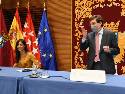 El alcalde de Madrid, José Luis Martínez-Almeida (d), y la vicealcaldesa, Begoña Villacís, en una rueda de prensa en junio.