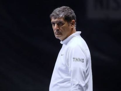 Toni Nadal, durante un entrenamiento en Par&iacute;s-Bercy.