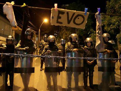Un grupo de policías frente a una protesta en La Paz, este domingo.