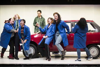 Ensayo de la obra Garage, de la compa&ntilde;&iacute;a gallega Voadora, en el Sal&oacute;n Teatro de Santiago.