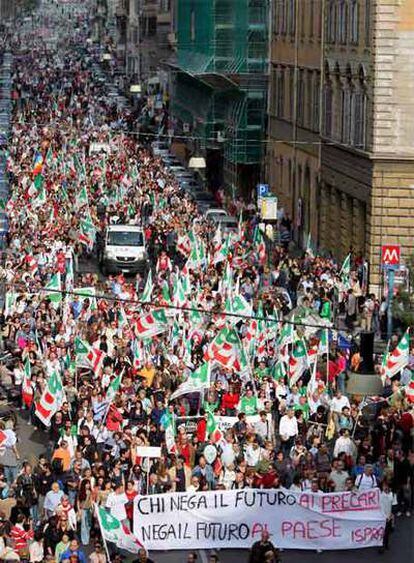 Decenas de miles de personas han salido a las calles de Roma para protestar contra las medidas del Gobierno de Berlusconi.