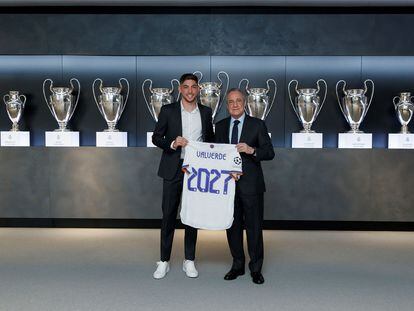 El presidente del Real Madrid, Florentino Pérez, posa junto al centrocampista uruguayo Fede Valverde, tras la renovación de este el martes.