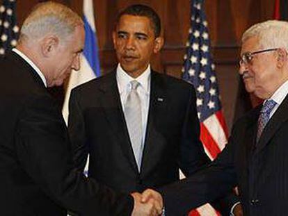 El primer ministro israelí, Benjamín Netanyahu (i), estrecha manos con el presidente palestino, Mahmud Abbas, hoy en Nueva York
