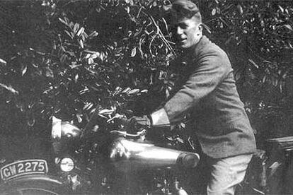Lawrence, en su motocicleta Brough Superior, con la que se mató en 1935.