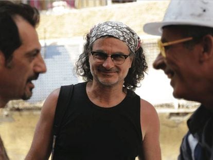 Ziad Doueiri, entre Adel Karam (izquierda) y Kamel El Basha.