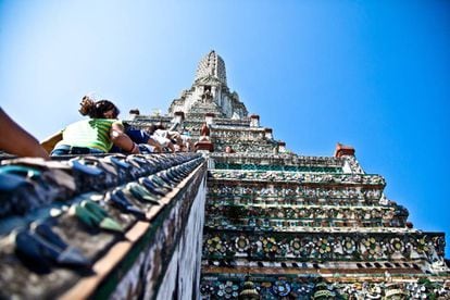Turistas subiendo las escaleras del templo budista de Wat Arun, en Bangkok. 