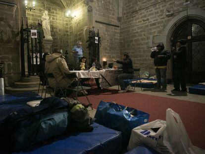 Un momento del encierro este domingo en el interior de la iglesia de Santa Anna, en el barrio Gótico de Barcelona.