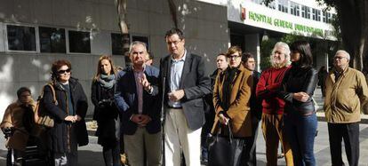 Óscar López (centro), acompañado del secretario general de los socialistas murcianos, Rafael González Tovar (a su derecha).