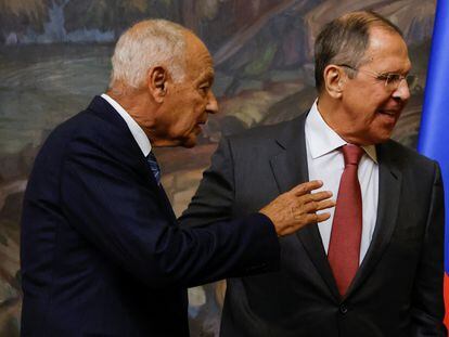 El ministro de Exteriores ruso, Serguéi Lavrov (a la derecha), y el secretario general de la Liga Árabe, Ahmed Aboul Gheit, este lunes en Moscú.