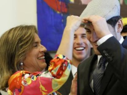 Iker Casillas, se coloca una gorra de chulapo que le entreg&oacute; la alcaldesa de Madrid, Ana Botella, durante la recepci&oacute;n del Ayuntamiento al equipo por la consecuci&oacute;n del t&iacute;tulo de la Liga 