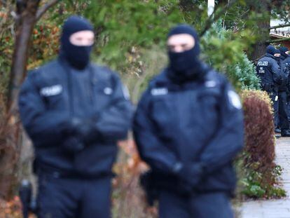 Agentes de policía custodian este miércoles uno de los lugares en Berlín donde se han producido detenciones o registros.